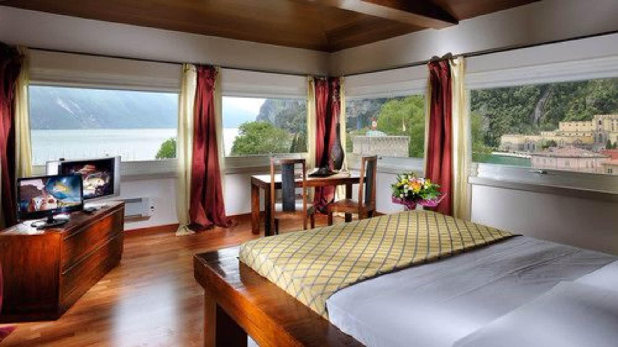 Grand Hotel Riva Bagian luar foto